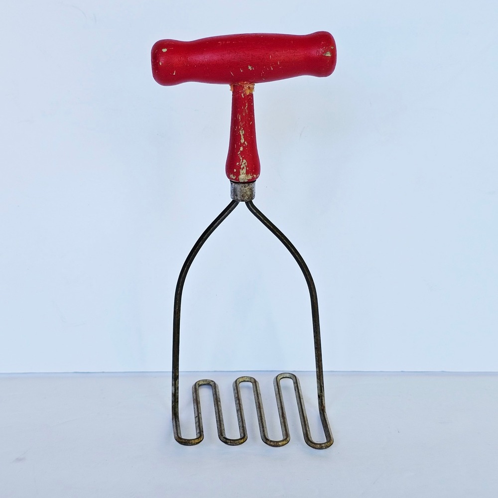 Vintage Red Wood T-Handle Potato Masher Primitive Wavy Wire Kitchen Tool 8.5"